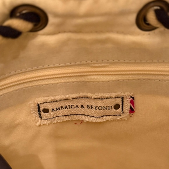 America & Beyond Patterned Crossbody Bag - Picture 4 of 8